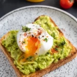 Avocado Toast mit pochiertem Ei