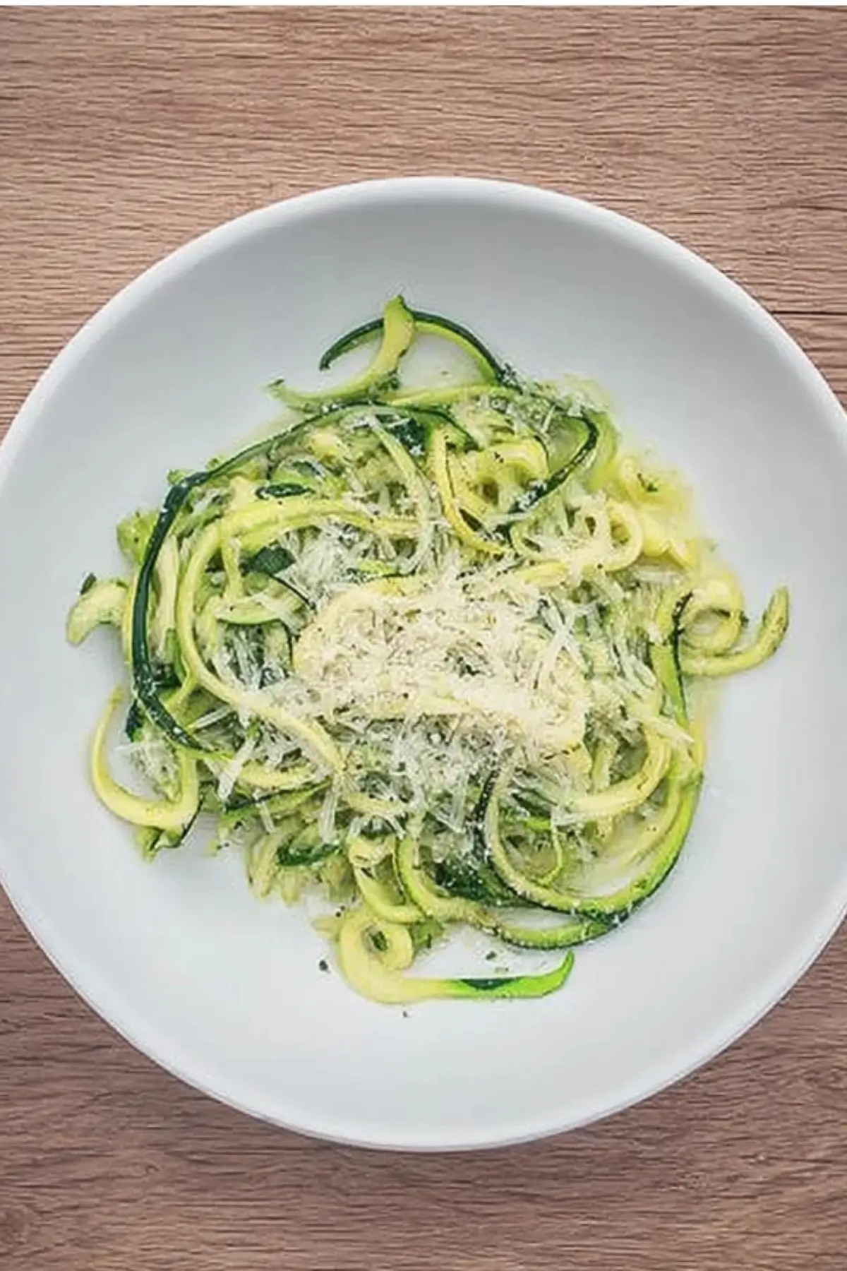 Zucchini-Nudeln mit Parmesan