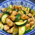 zucchini hähnchen wok