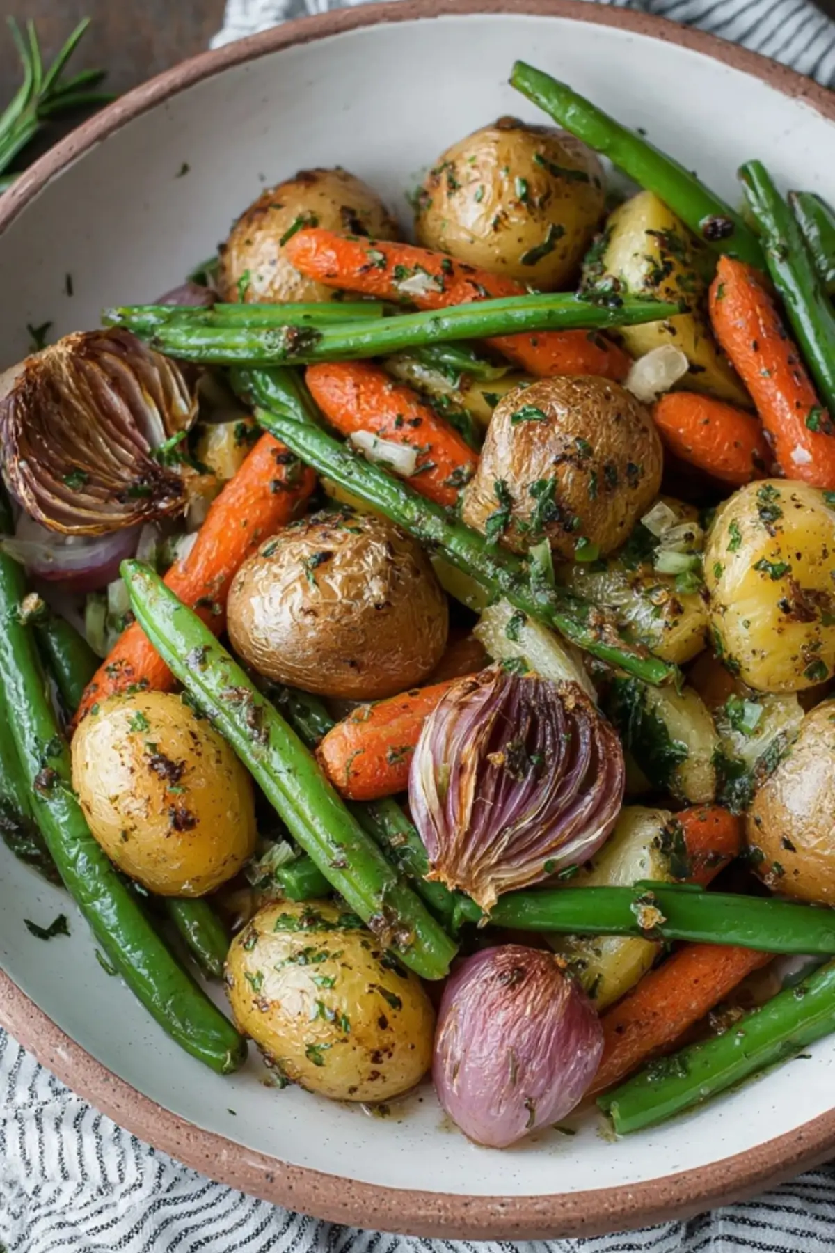 Geröstetes Gemüse mit Knoblauch und Kräutern