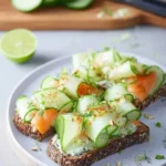 Gesundes Brot mit Gurke und Lachs