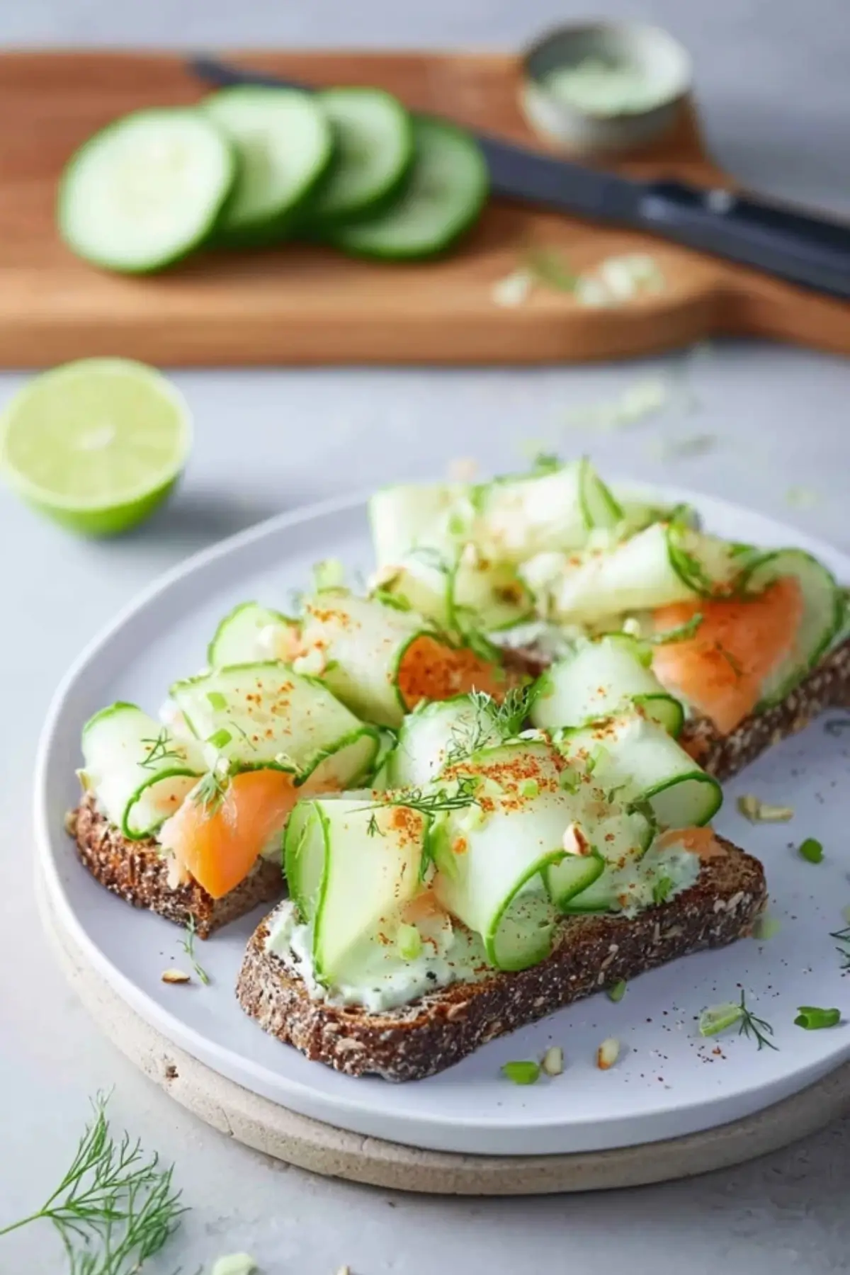 Gesundes Brot mit Gurke und Lachs