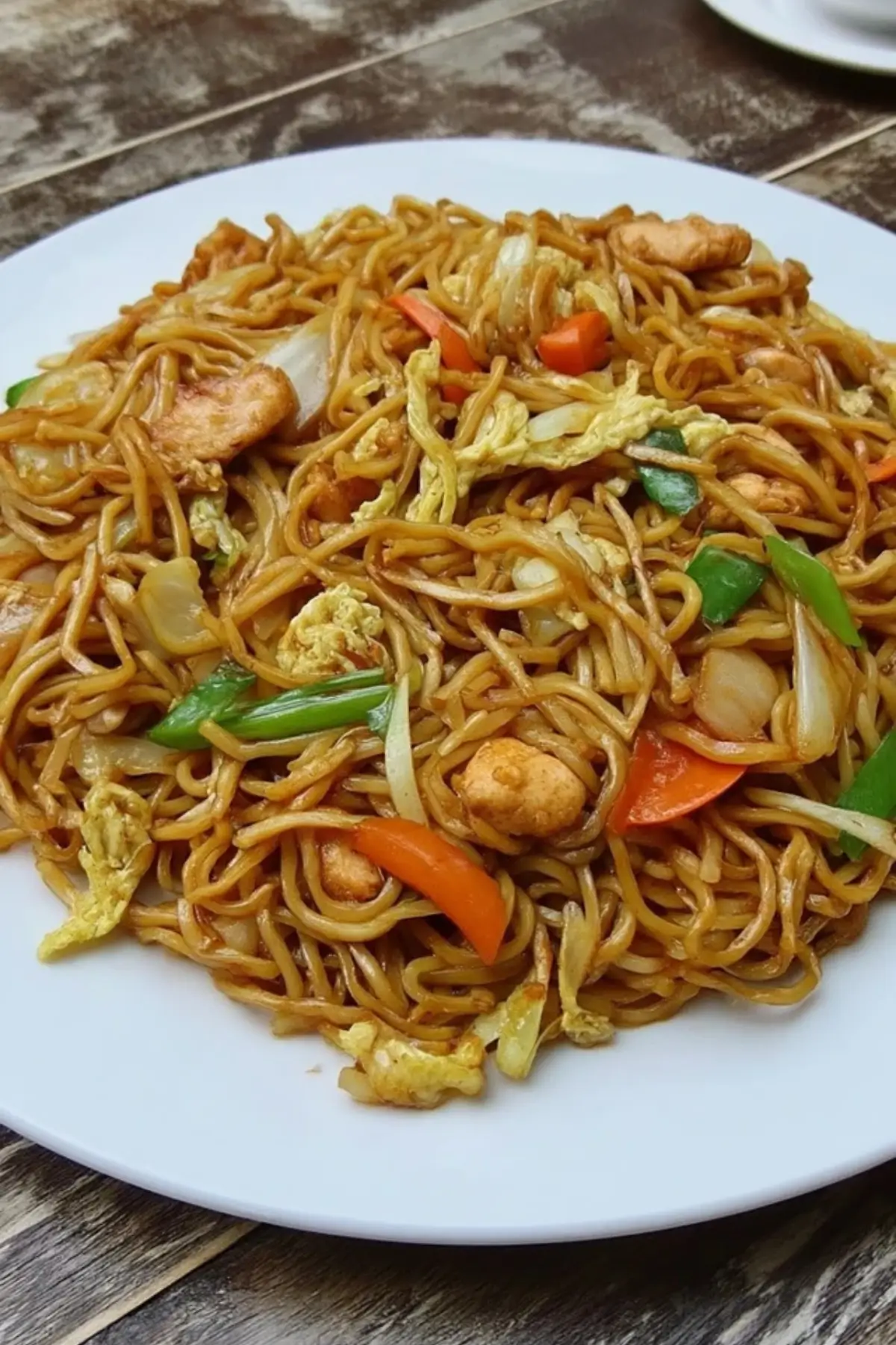 Gebratene Nudeln mit Hühnerfleisch (Chinesisch)