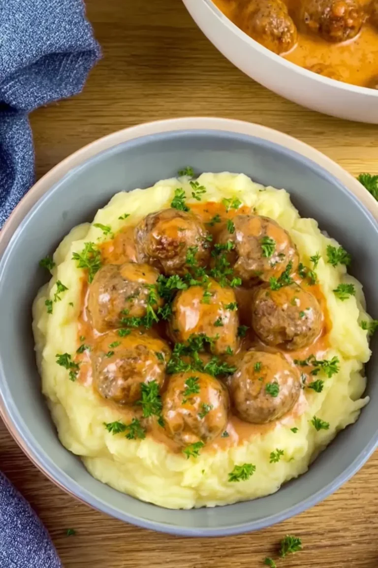 "Hackbällchen in cremiger Sauce mit Kartoffelpüre "