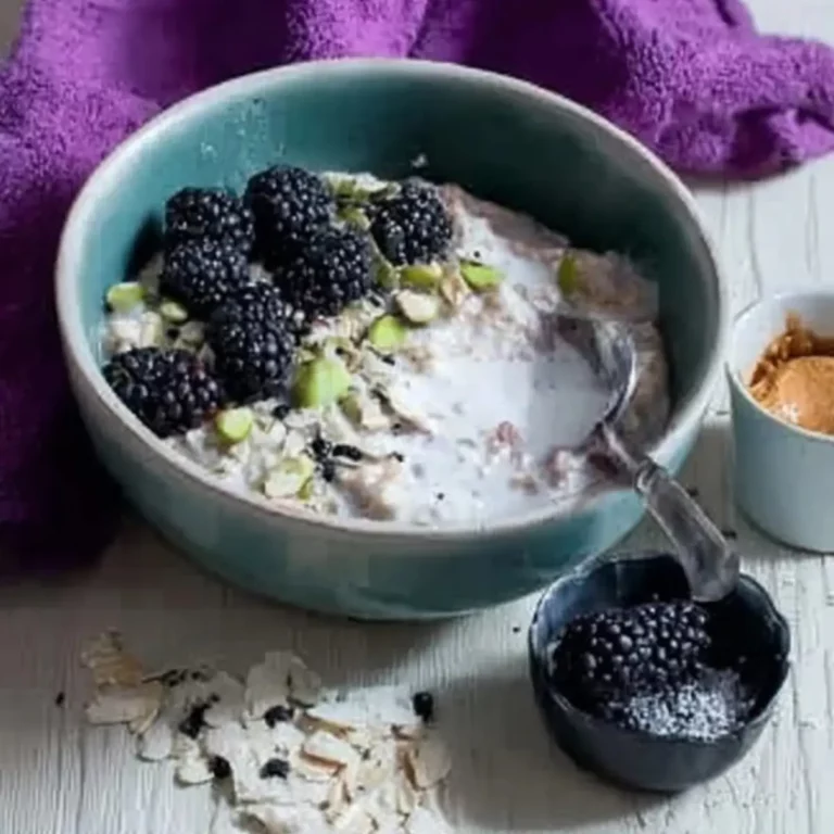 Keto-Porridge mit Brombeeren