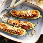 Mit Couscous gefüllte Zucchini