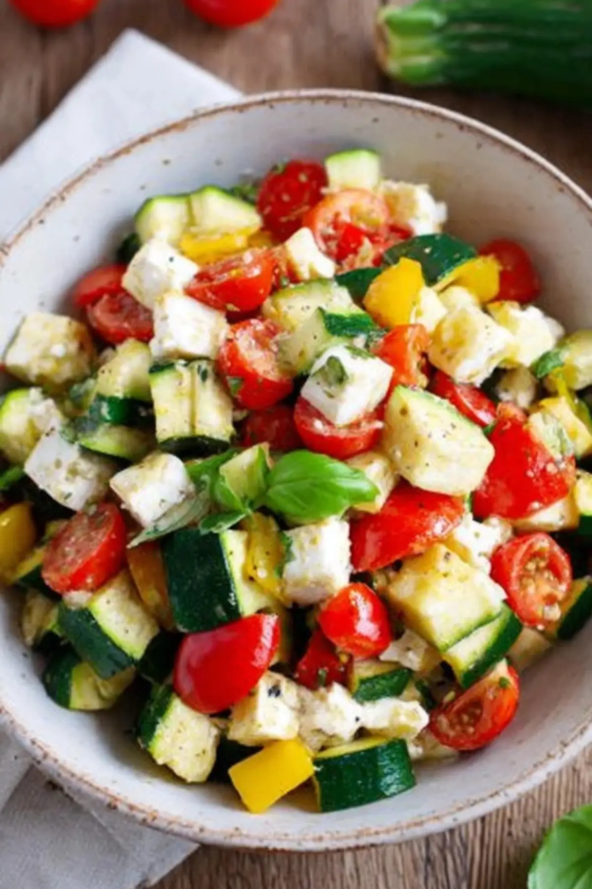 Zucchini-Salat mit Tomaten und Feta