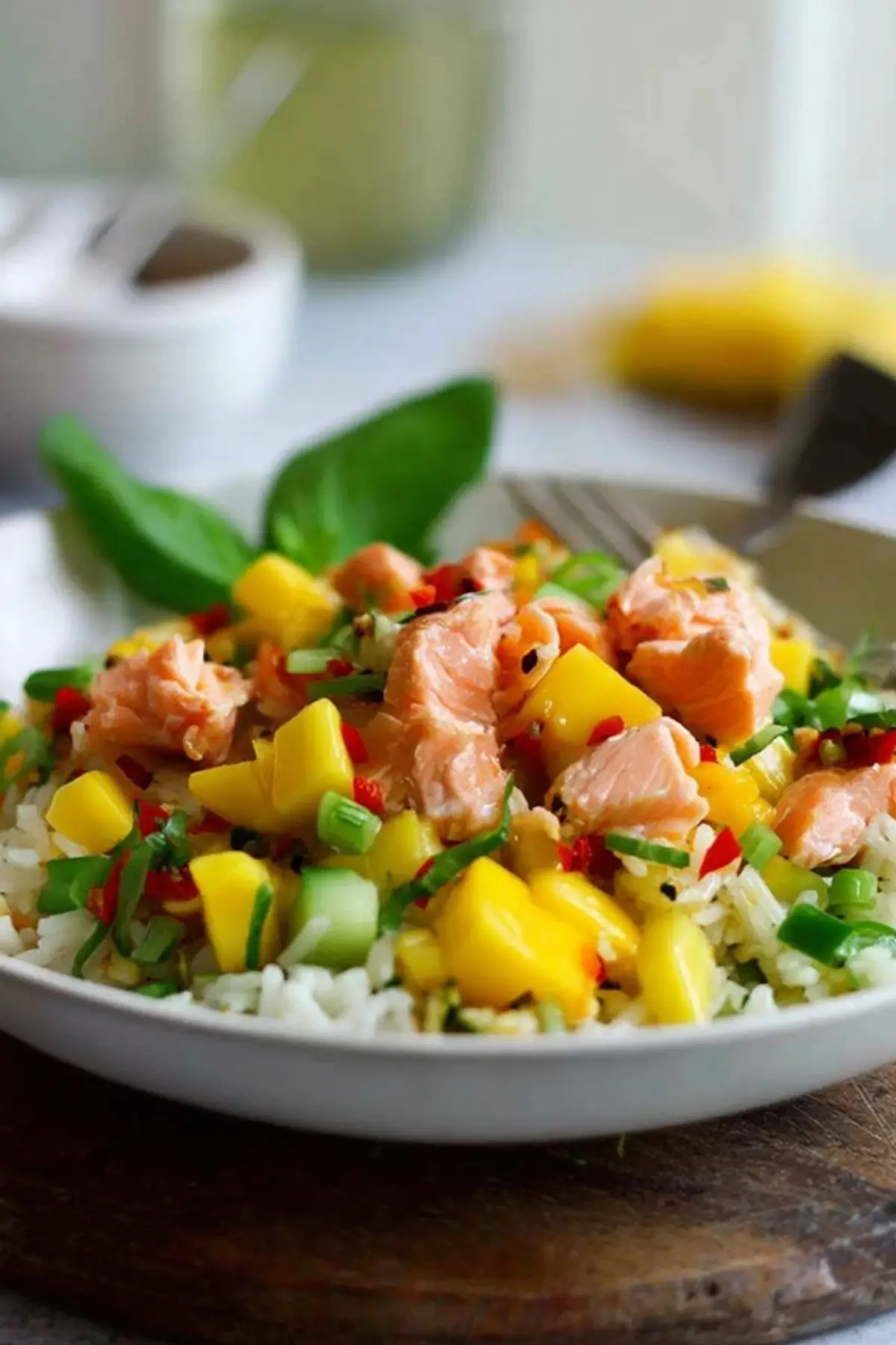 Reissalat mit Lachs und Mango, gesunder Sommersalat mit frischen Zutaten

