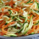 Zucchini-Salat mit Karotte und Apfel