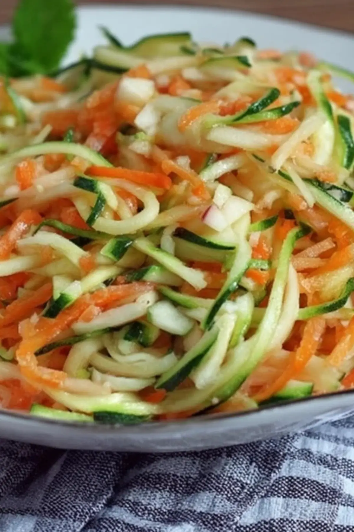 Zucchini-Salat mit Karotte und Apfel