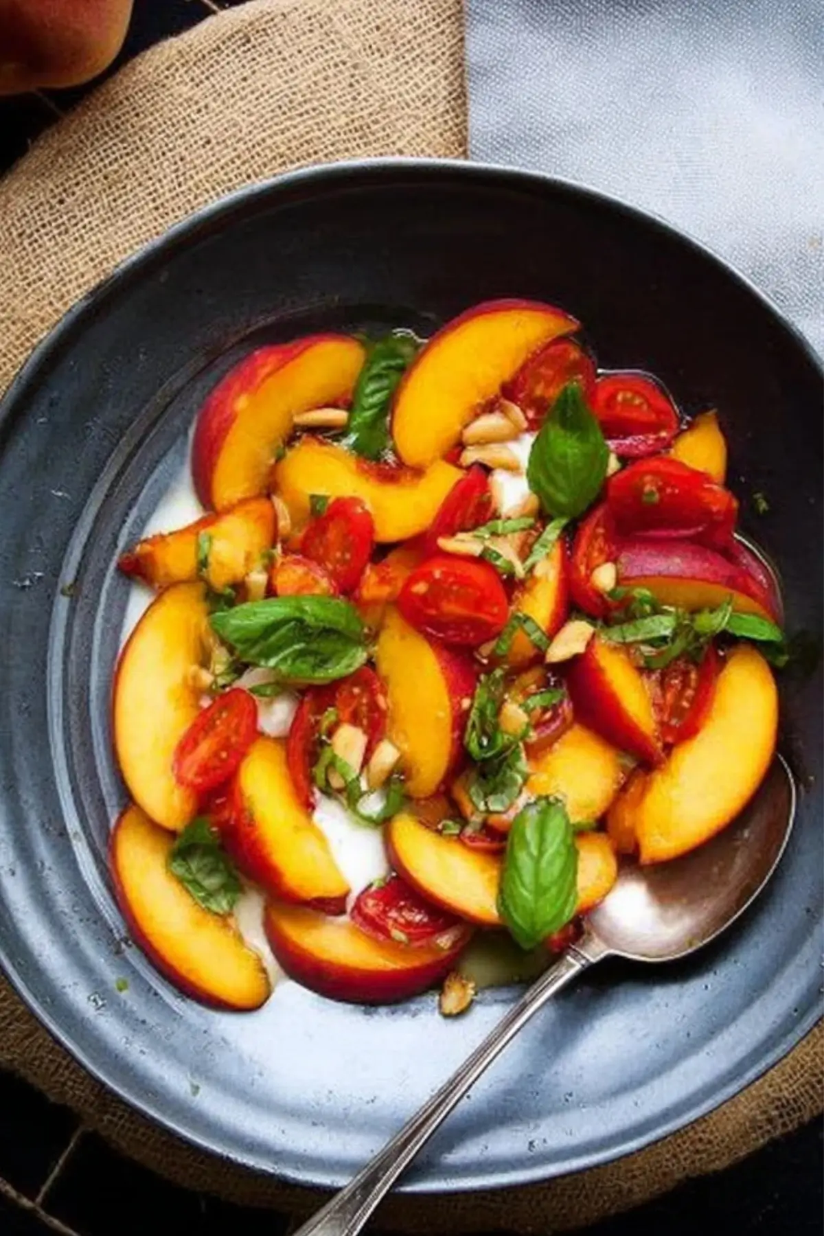 Pfirsich Tomaten Salat – Einfaches Rezept für den Sommer - Muma’s Kitchen Pfirsich Tomaten Salat – Einfaches Rezept für den Sommer - Muma’s Kitchen