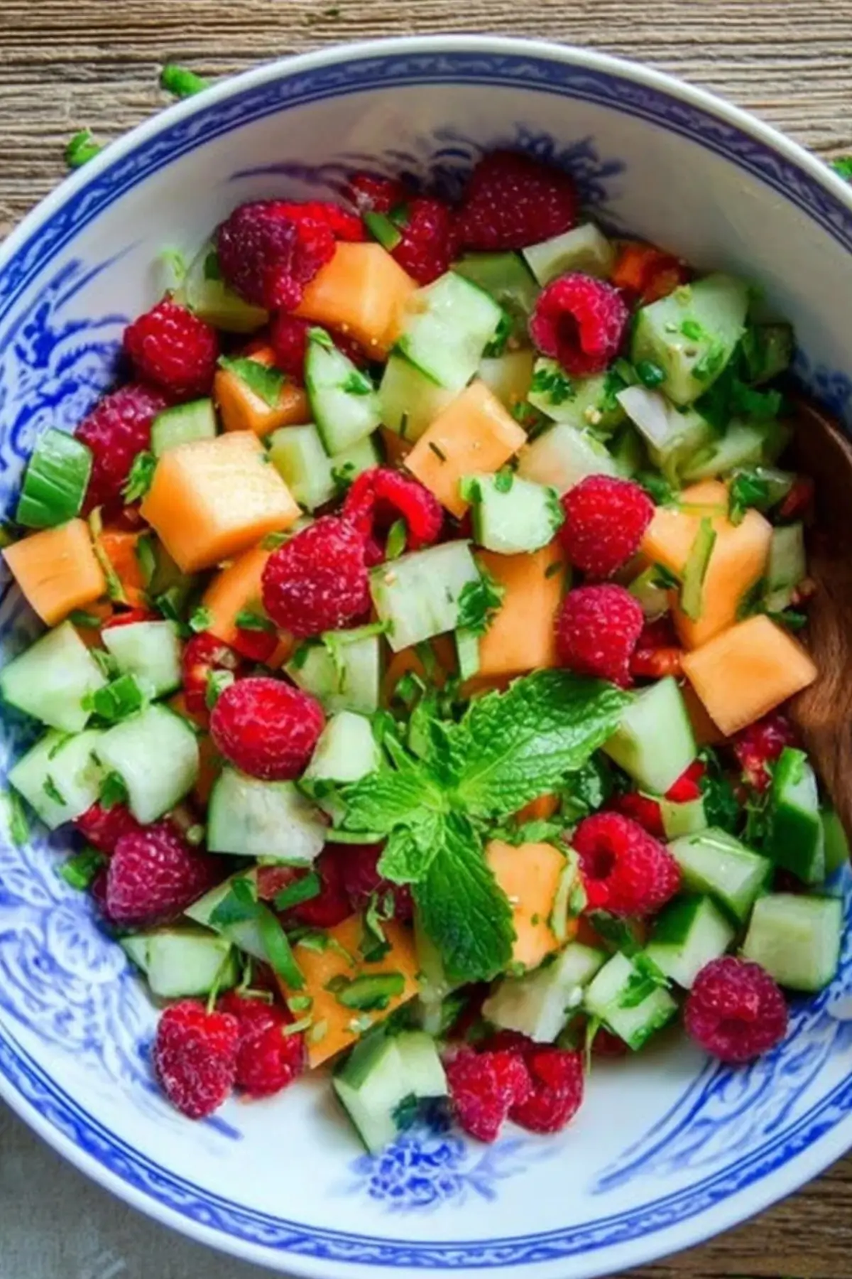 sommersalat mit melone gurke und himbeeren