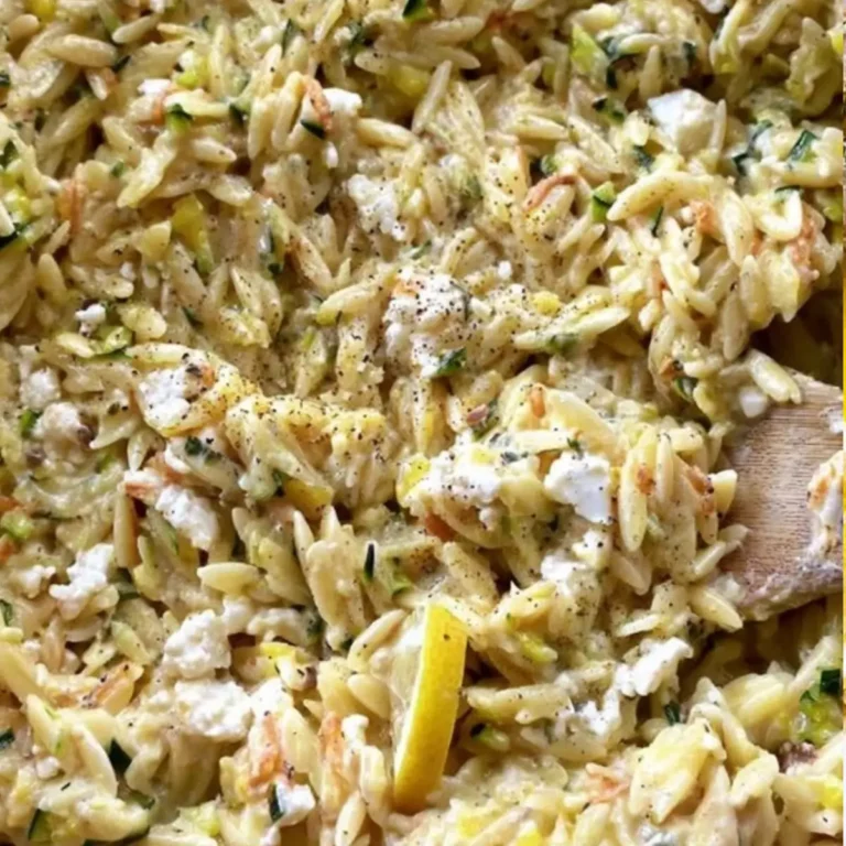 Cremiger Zitronen-Feta-Zucchini-Orzo