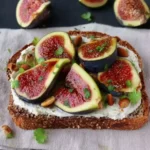 Frischkäse-Toast mit Feigen