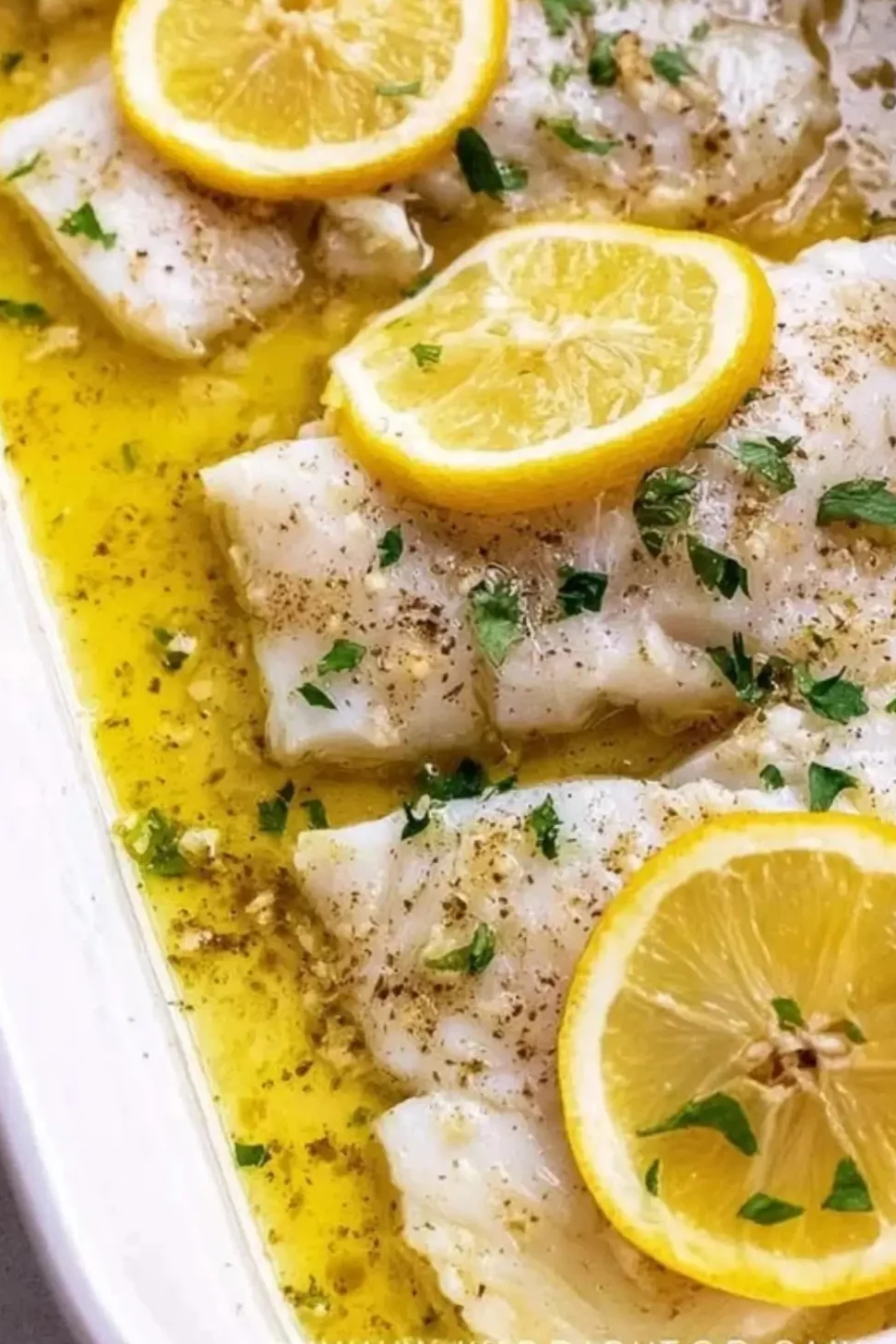 Gebackener Kabeljau mit Knoblauchbutter und Zitrone