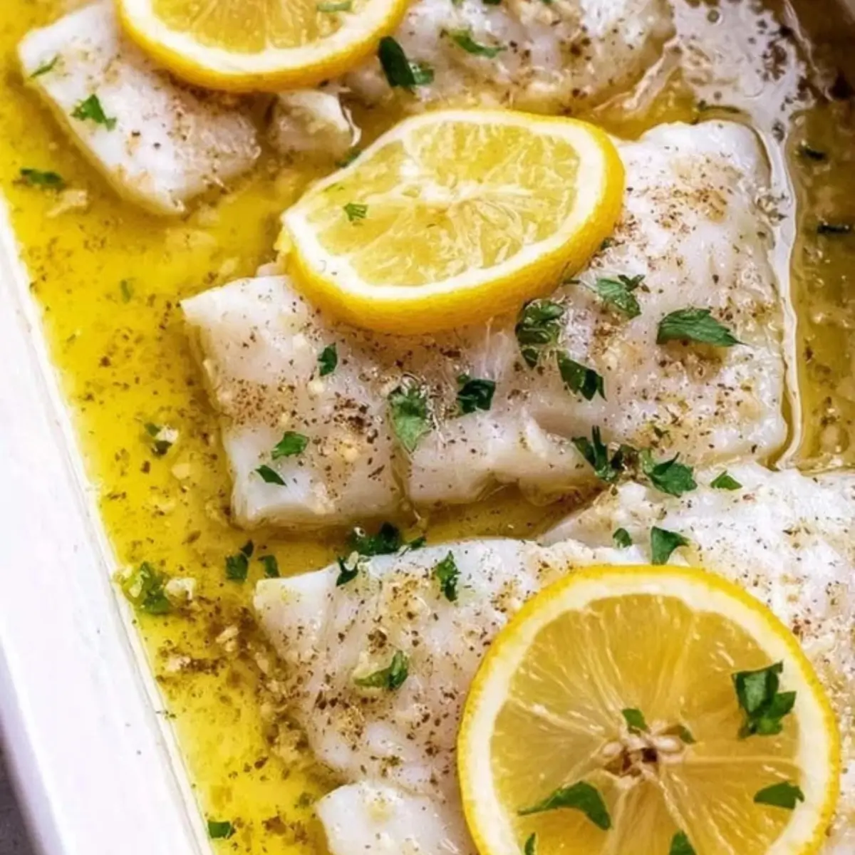 Gebackener Kabeljau mit Knoblauchbutter und Zitrone