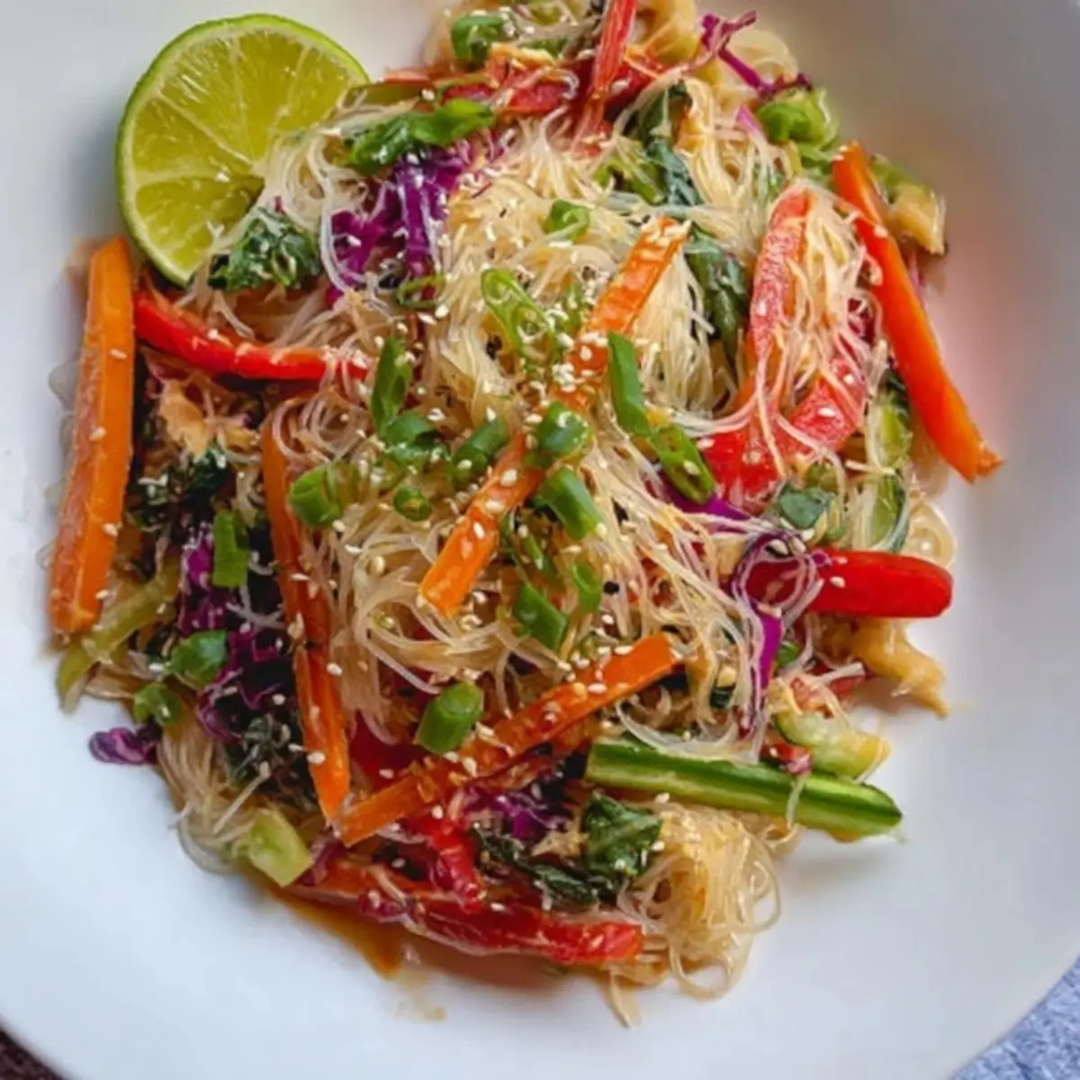 Glasnudelsalat mit Erdnuss-Dressing