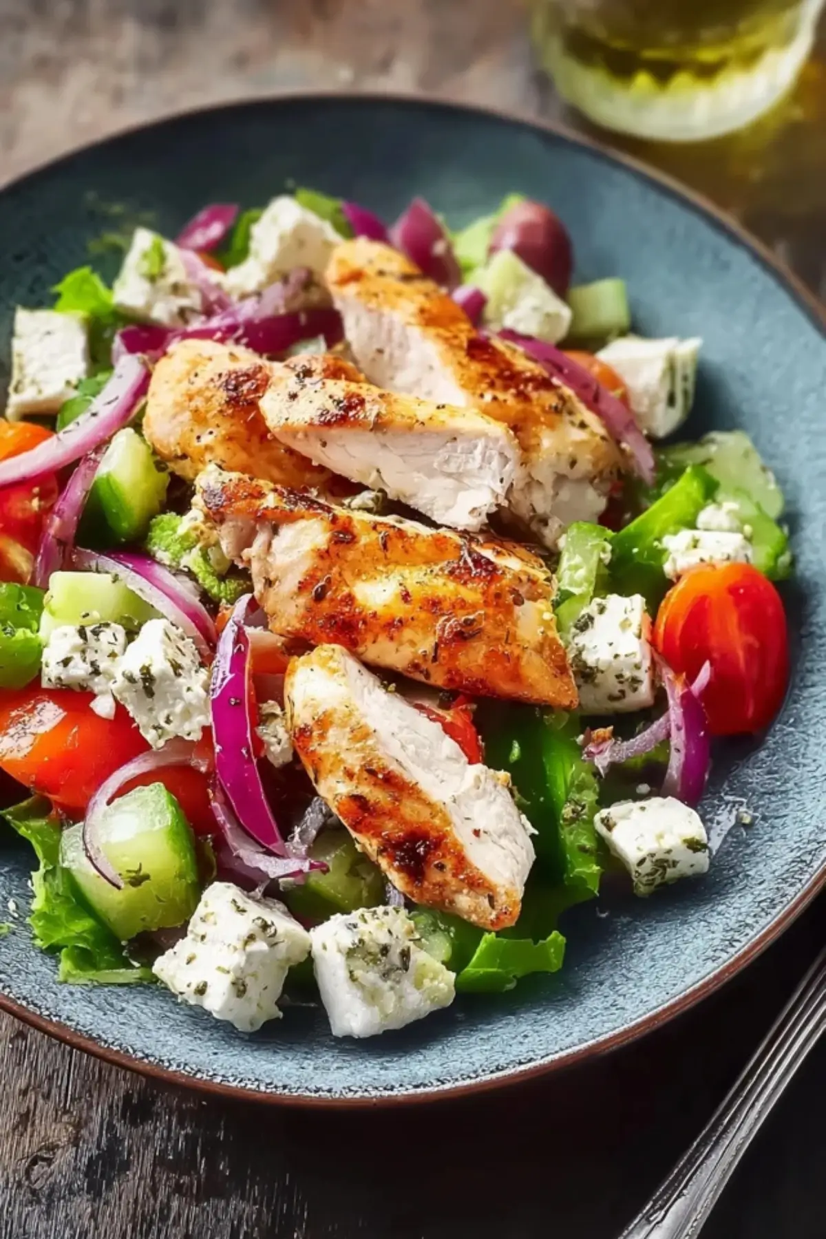 Hähnchenbrust auf griechischem Salat
