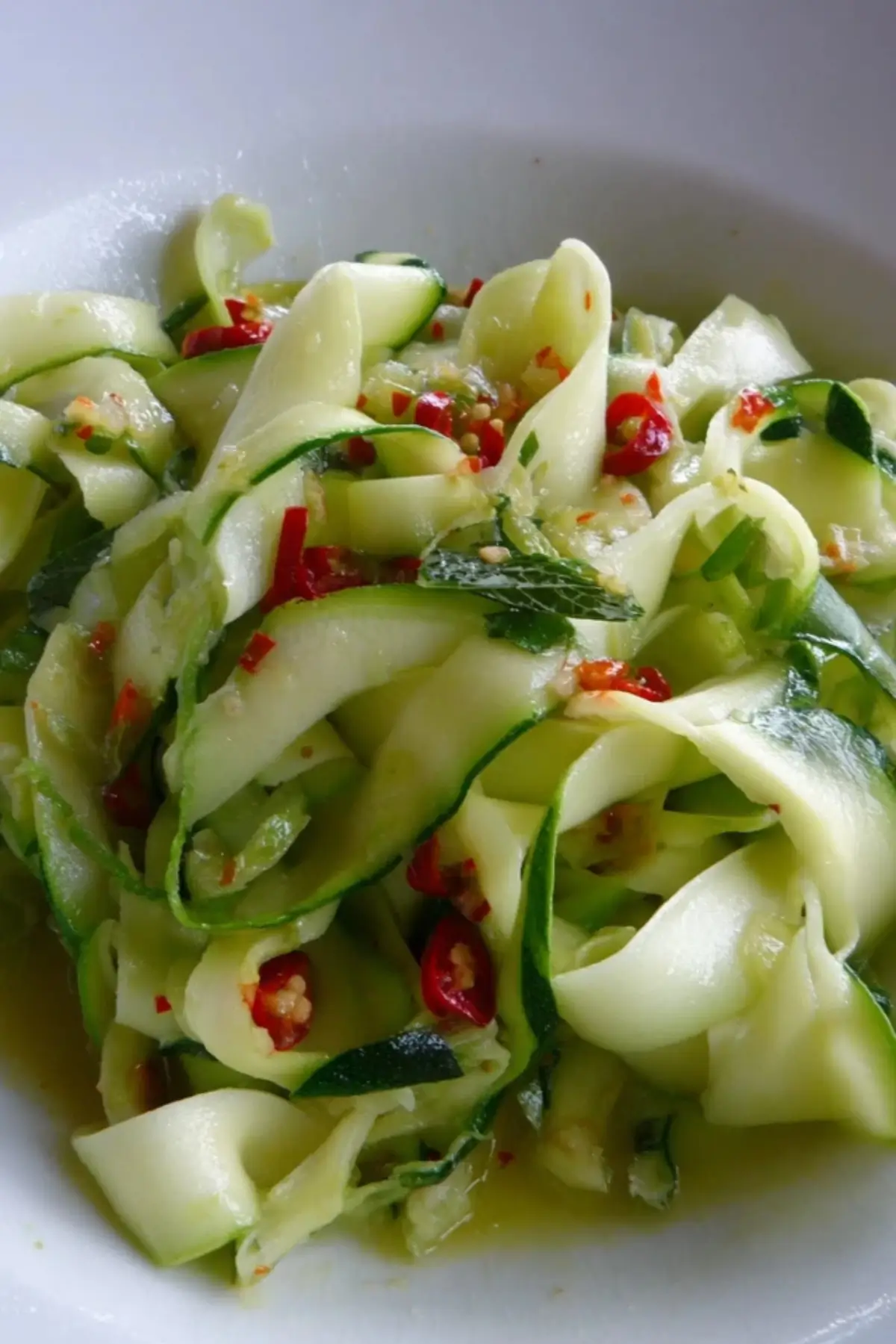 Zucchini-Salat mit Chili und Minze