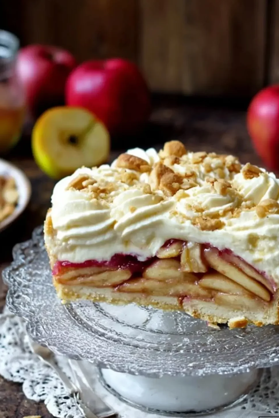 Apfel-Amarettini-Kuchen und Puddingsahne