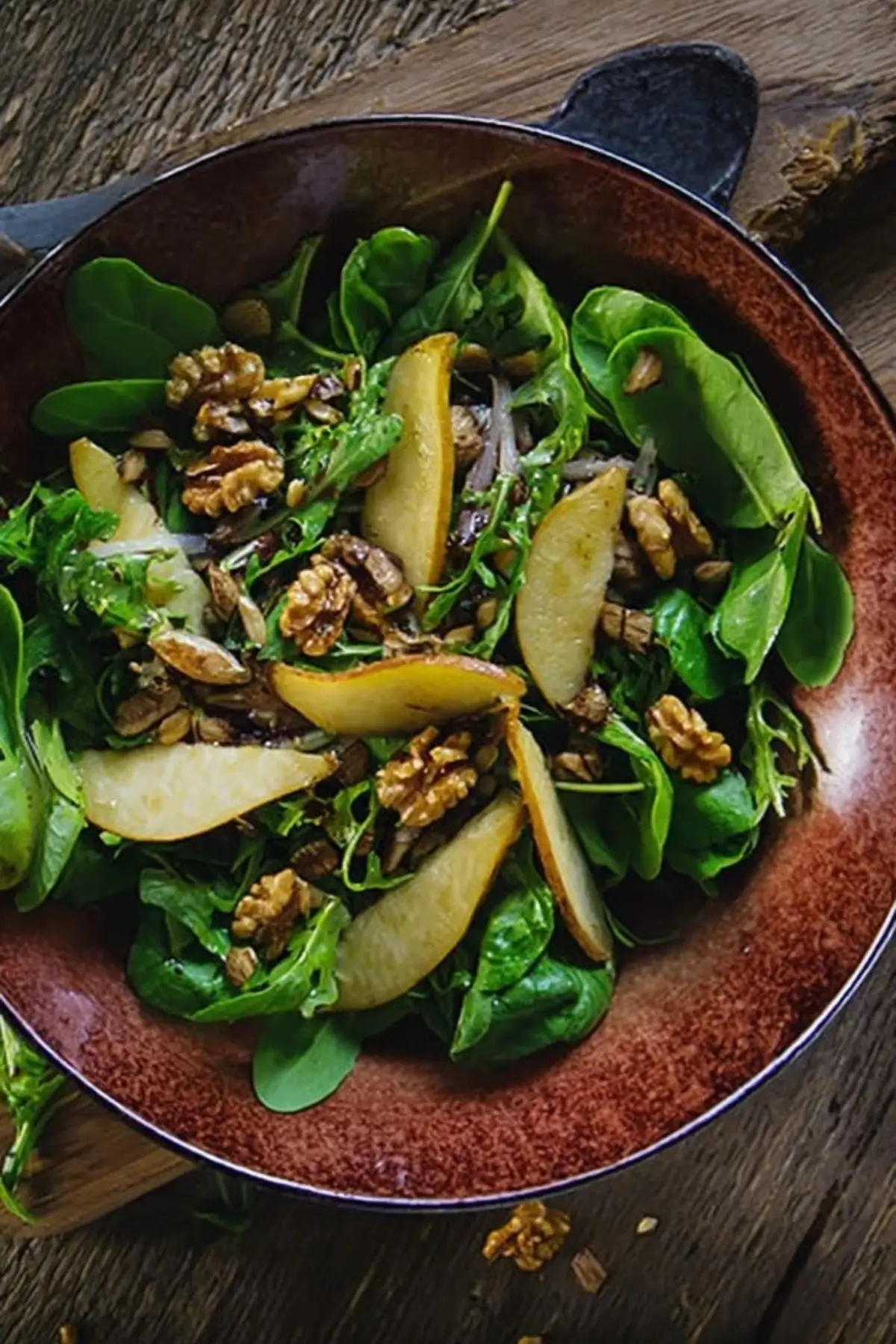 Feldsalat mit Birne, Walnüssen und Avocado