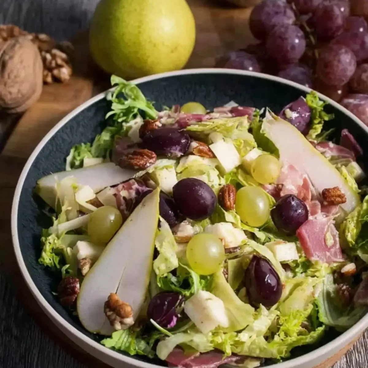 Herbstsalat mit Birne und Trauben