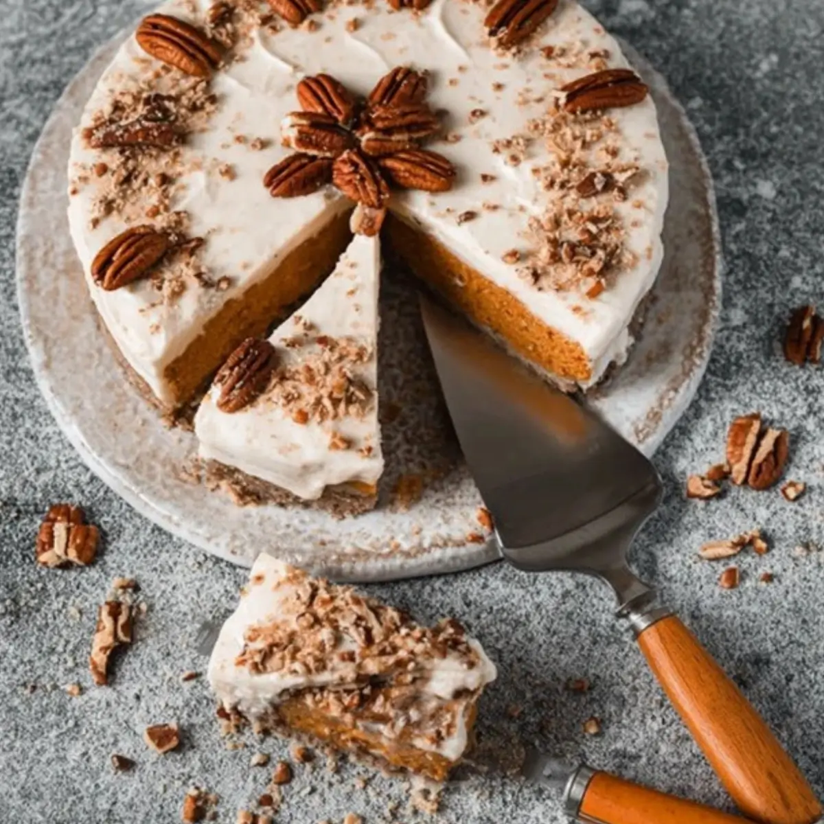Kürbiskuchen mit Frischkäse Frosting und Pecans