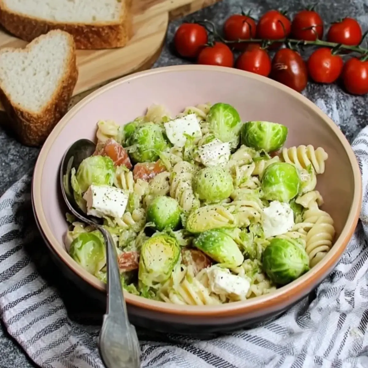 Rosenkohlsalat mit Pasta
