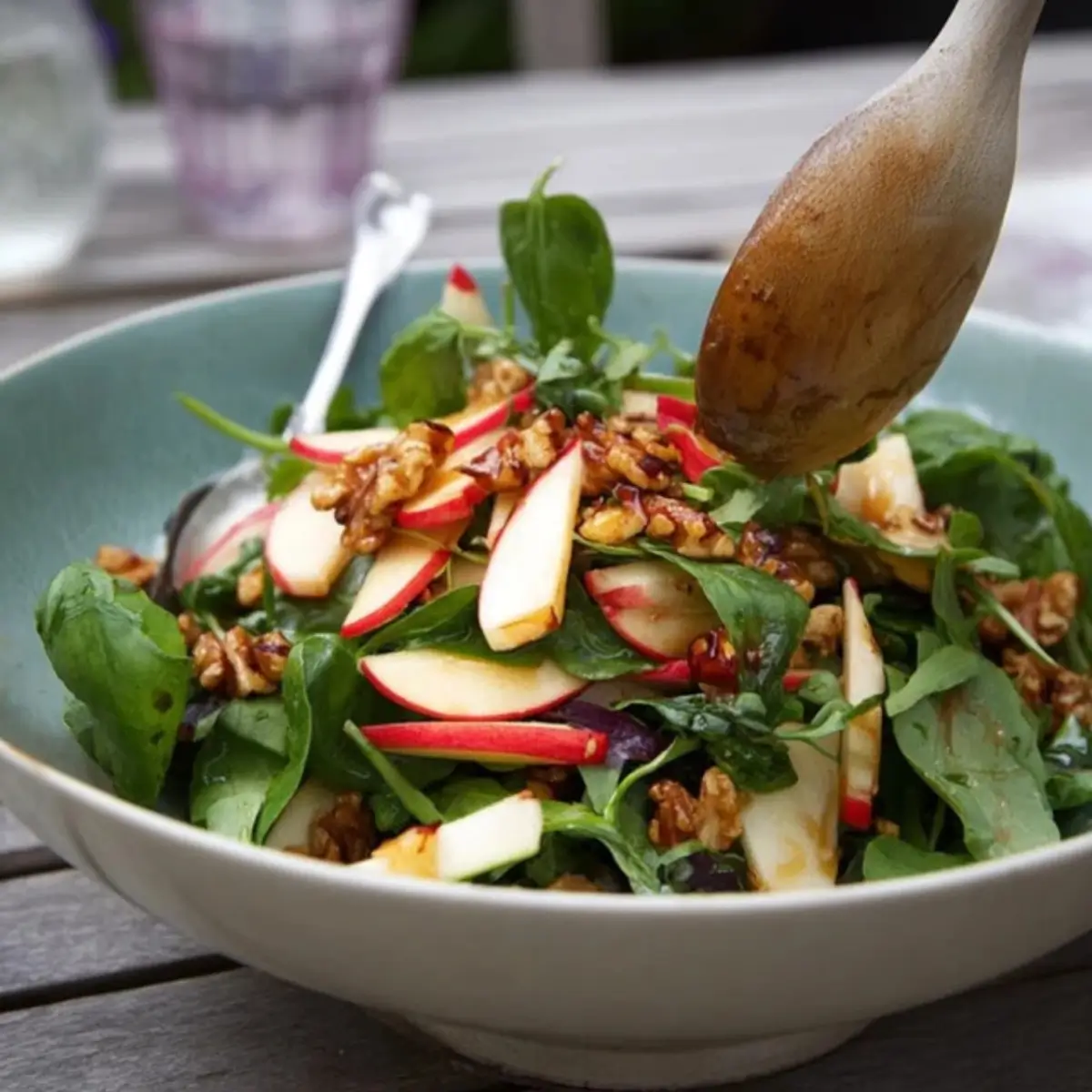 Salat mit Äpfeln, karamellisierten Walnüssen