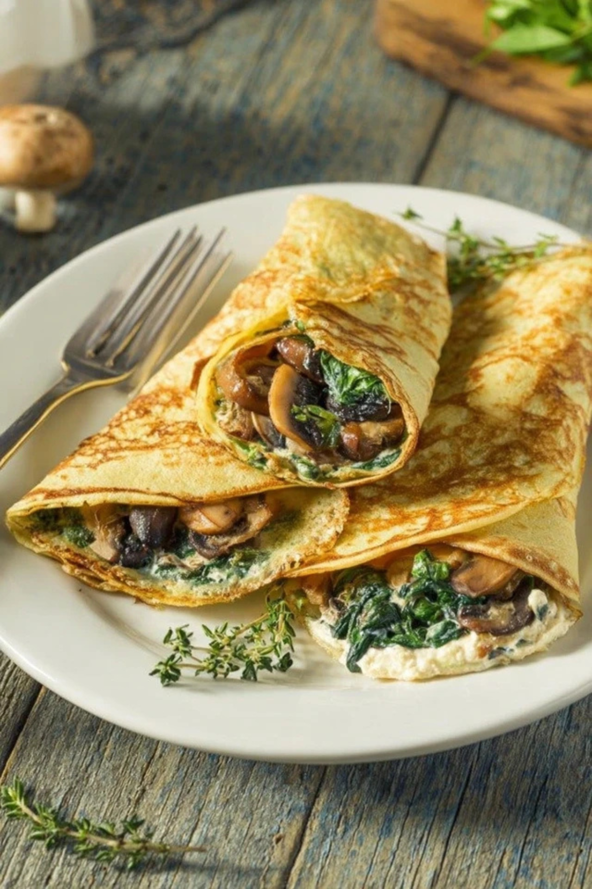 Gefüllte Pfannkuchen mit Champignons und Spinat