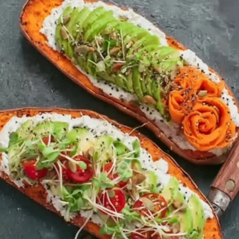 Süßkartoffel-Toasts mit Frischkäse und Avocado