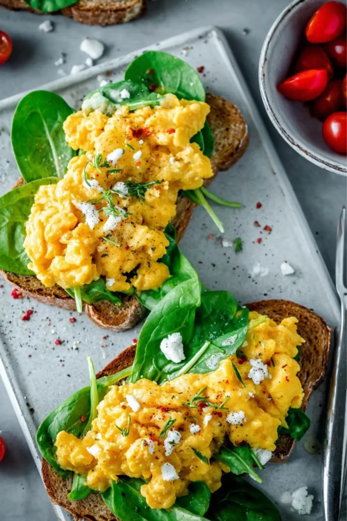 cremiges Rührei auf Röstbrot
