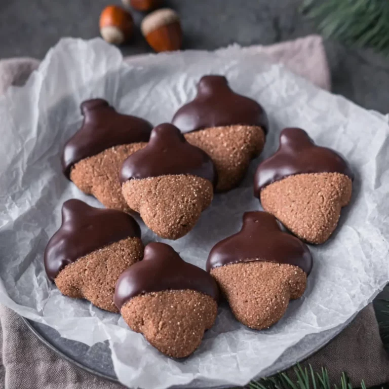 Herbstliche Mürbteigkekse mit Schokoglasur