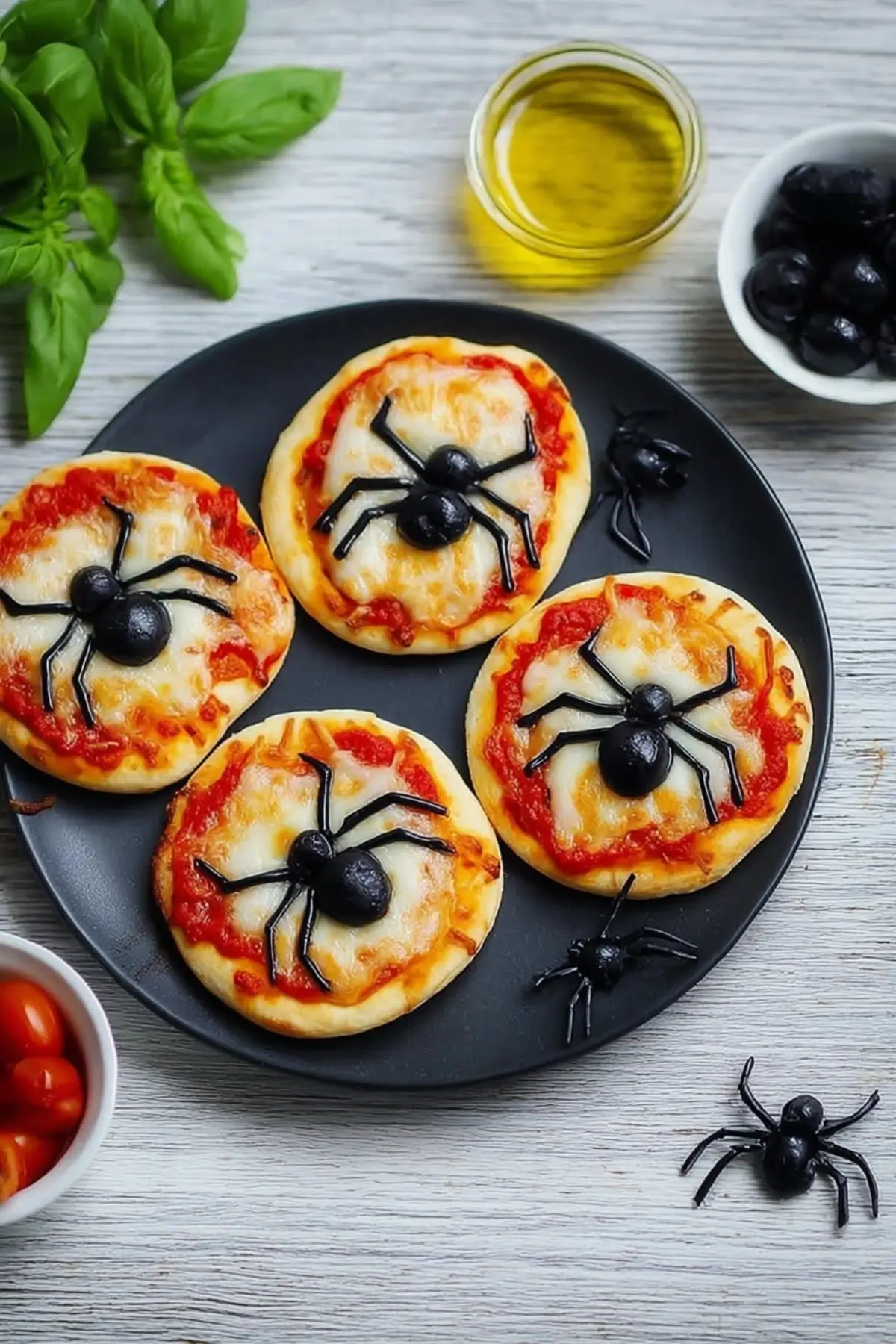 Kleine Halloween Pizza mit Oliven, Tomatensauce und Mozzarella