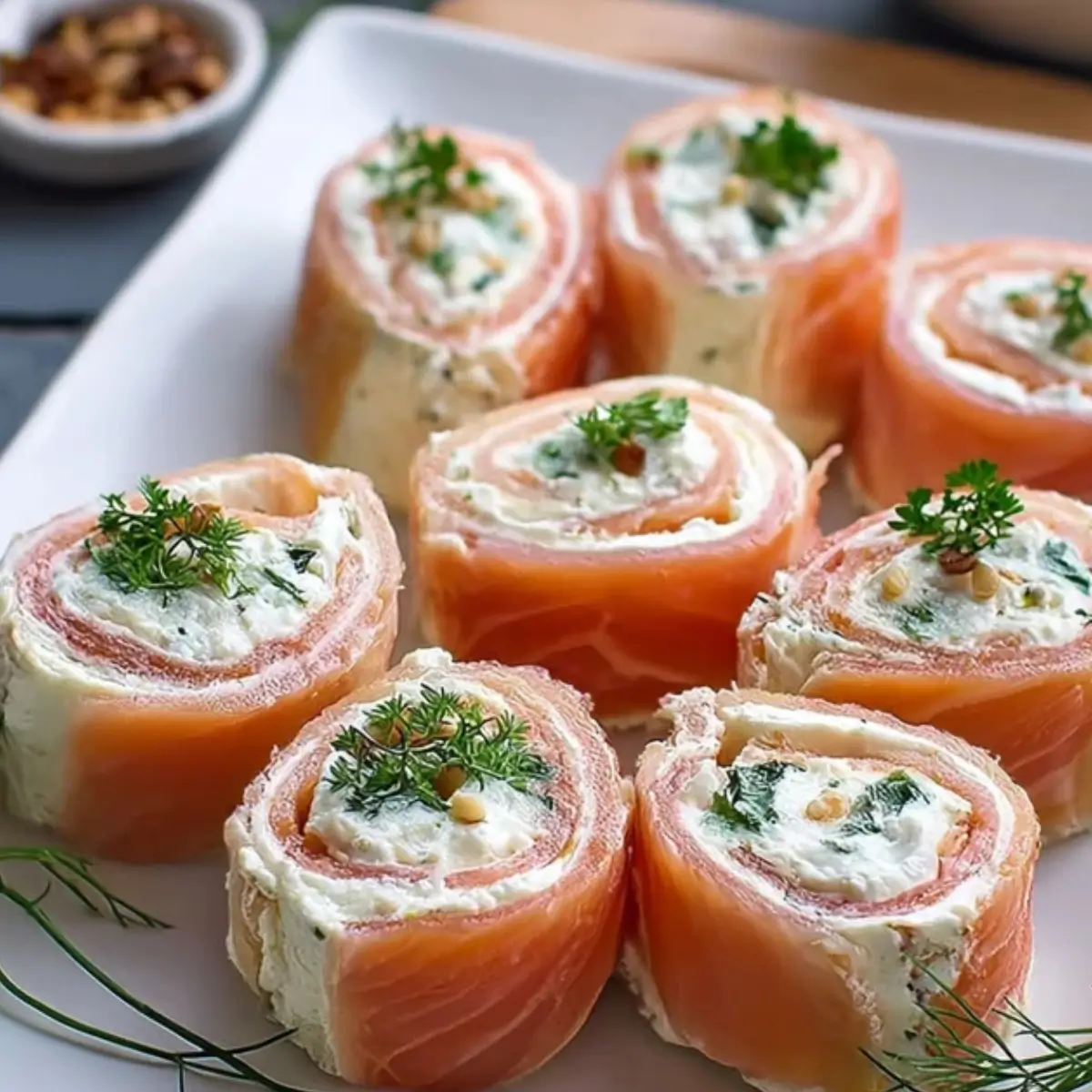 Lachs-Frischkäse-Röllchen – Ein eleganter Snack für jede Gelegenheit ... Lachs-Frischkäse-Röllchen – Ein eleganter Snack für jede Gelegenheit ...