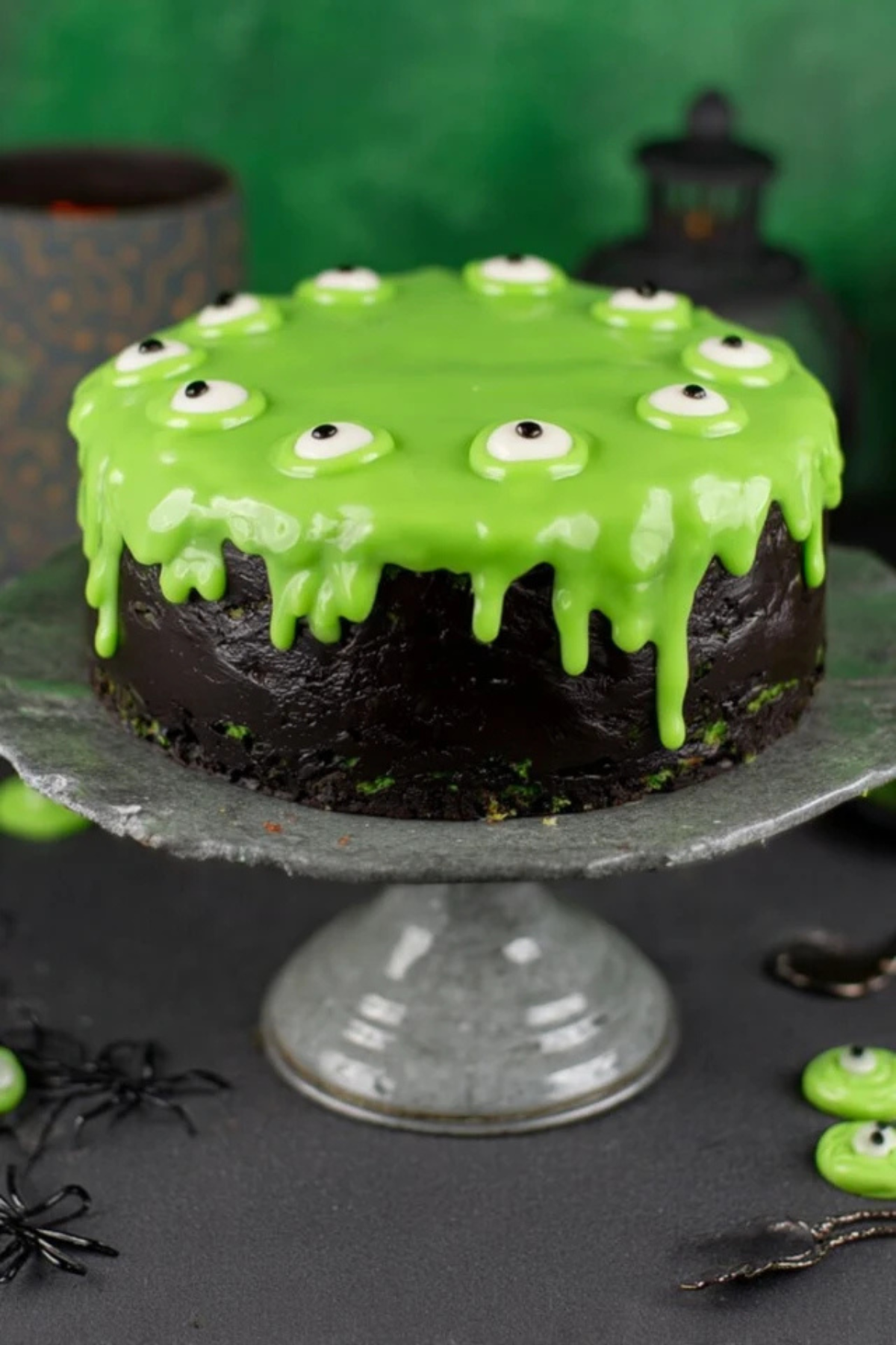 Schwarzgrüne Low Carb Slime-Torte die
