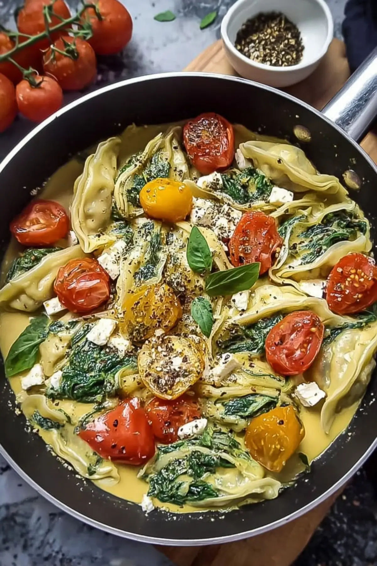 Spinat-Schupfnudeln mit Feta und Tomaten einfach genießen