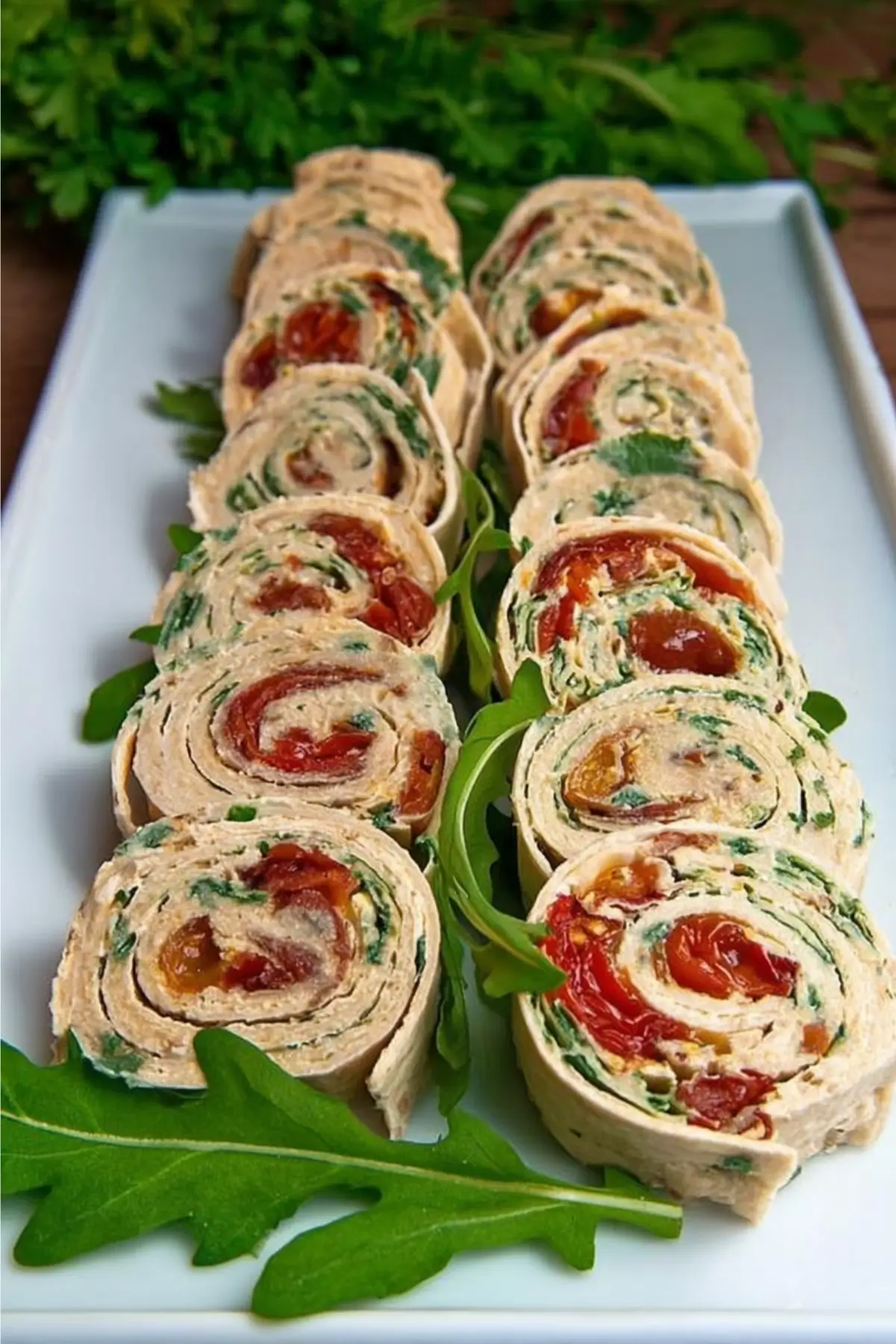Vegetarische Wrap-Röllchen mit Rucola und Tomaten