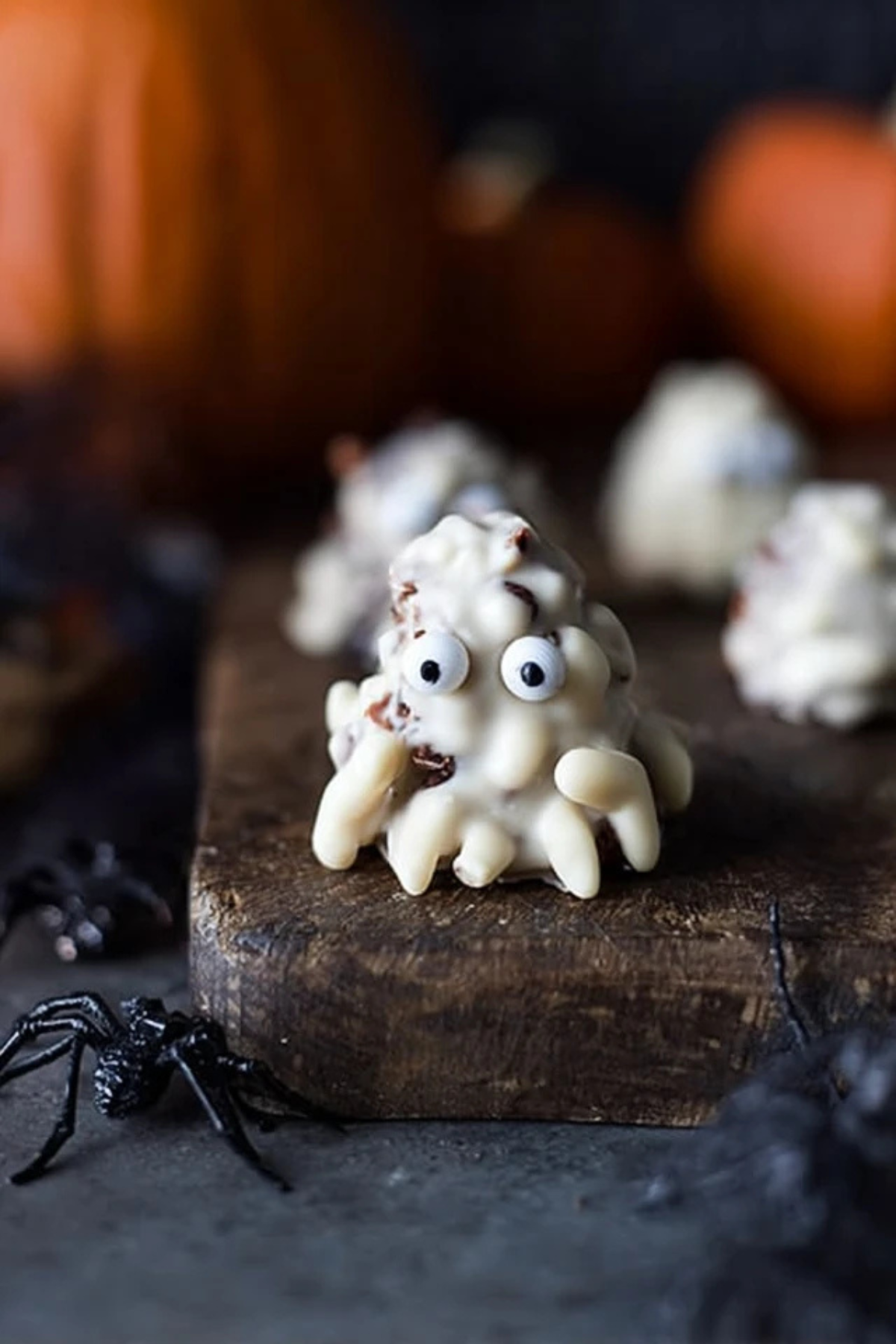 Weiße Schoko-Crossis Gruselmonster zu Halloween