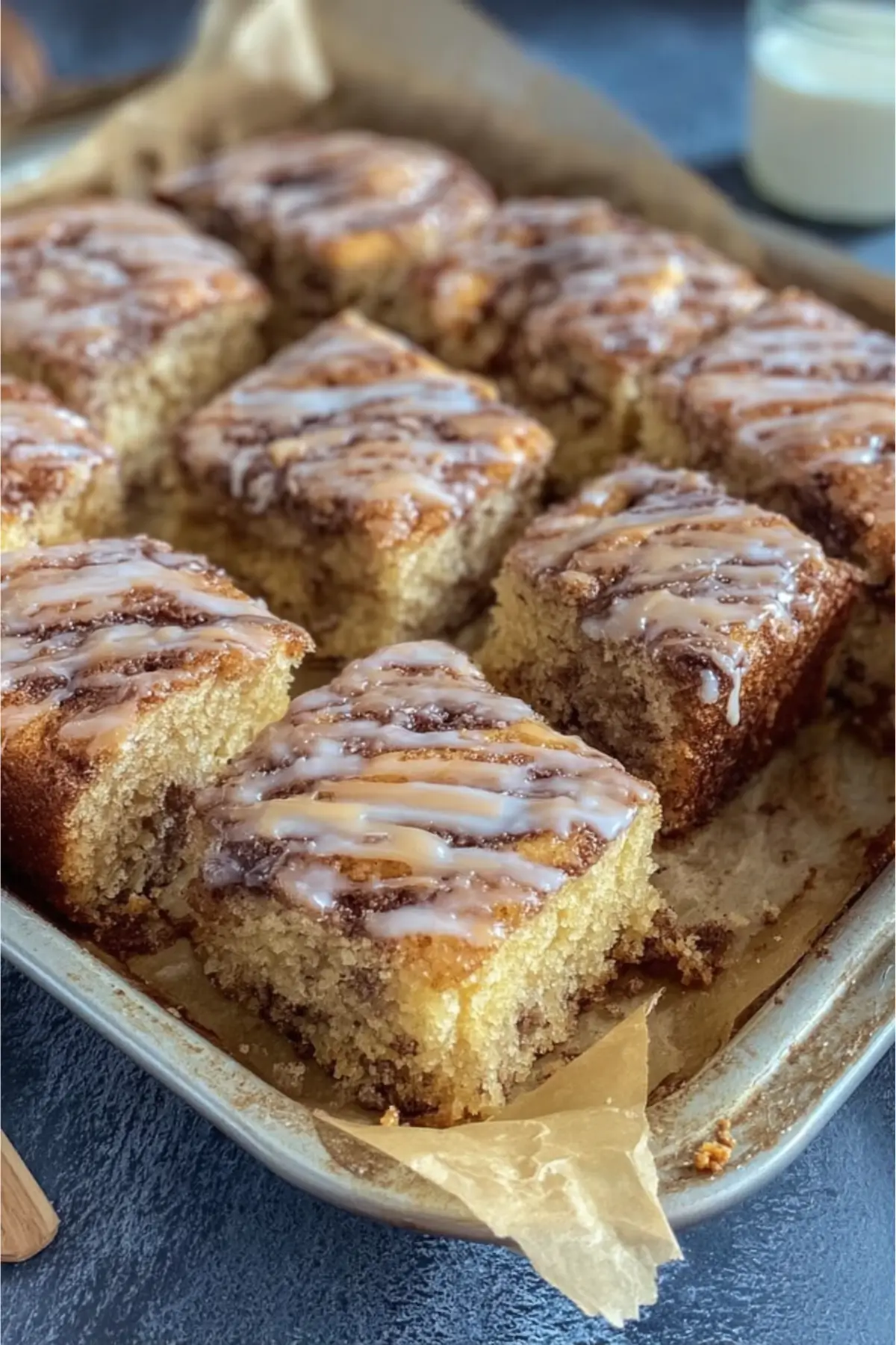 Zimtschneckenkuchen mit Vanilleglasur ohne Hefe