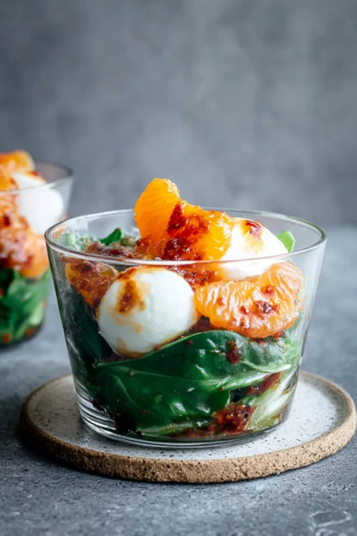 FELDSALAT MIT ORANGEN-CHILI-DRESSING UND MOZZARELLA