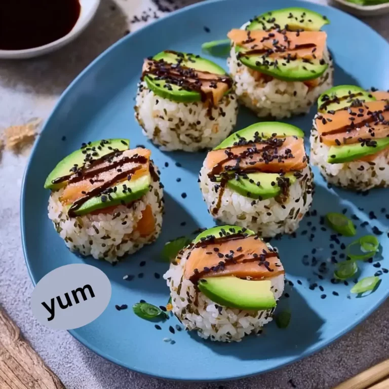 Sushi-Reisbällchen mit Lachs und Avocado