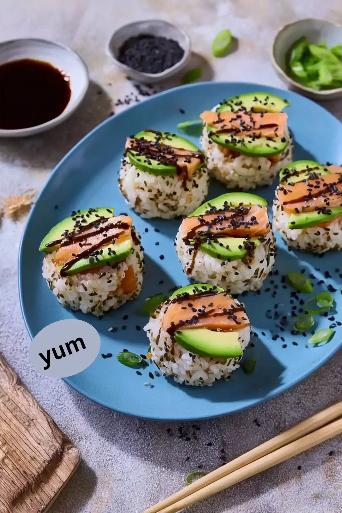 Sushi-Reisbällchen mit Lachs und Avocado