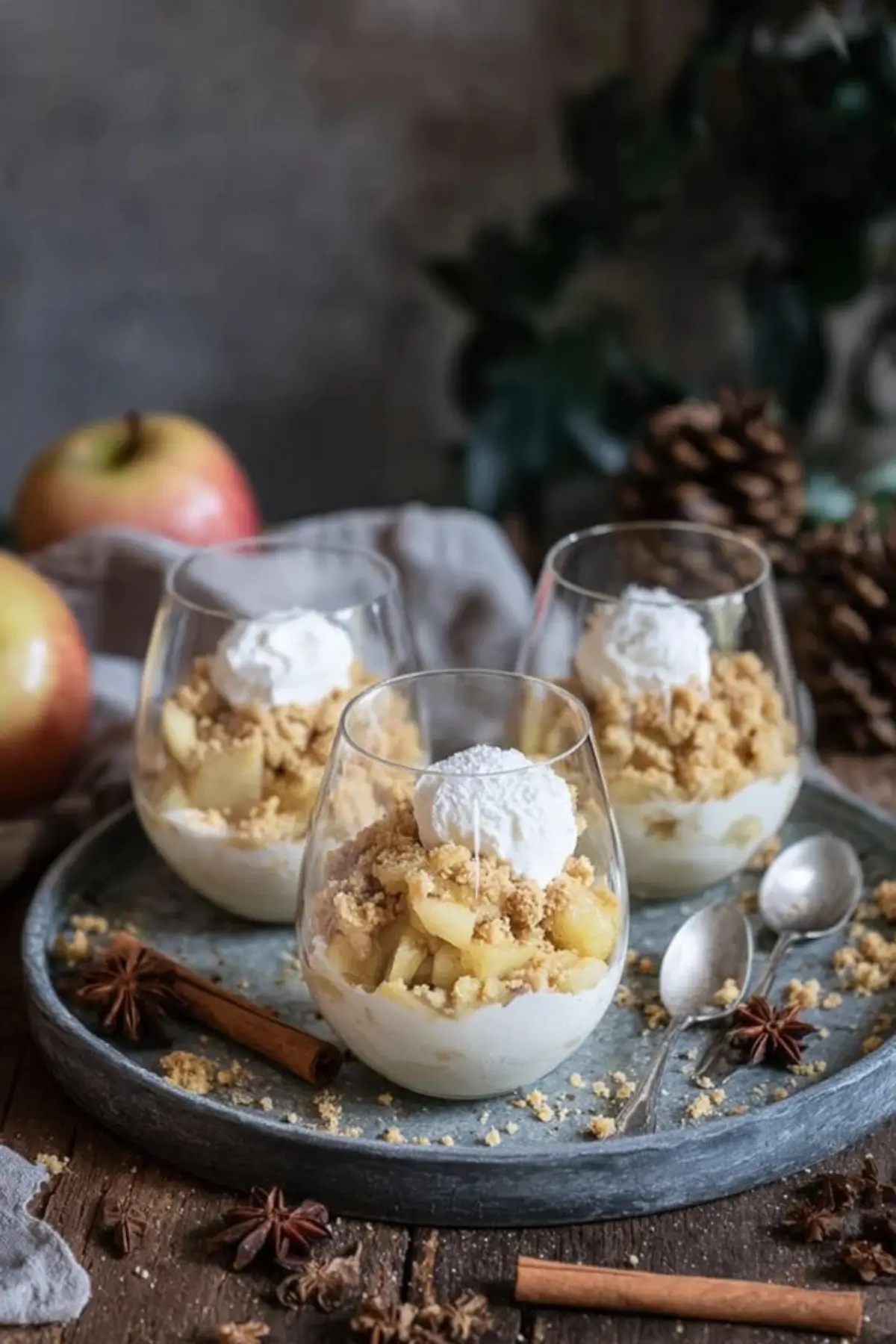 Bratapfel Crumble auf Zimtcreme