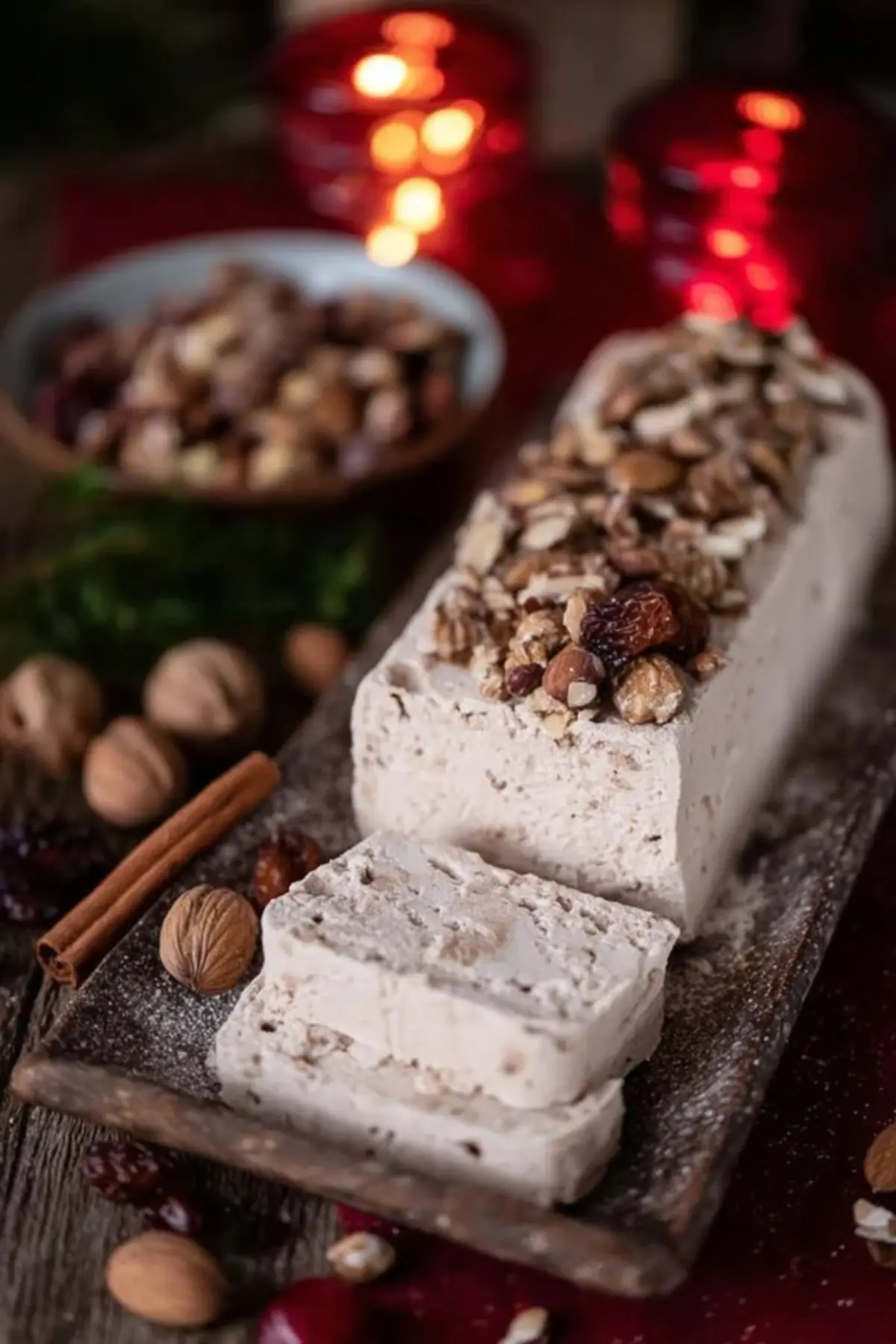 Cremiger Zimt mit gerösteten Mandeln und Kirschen