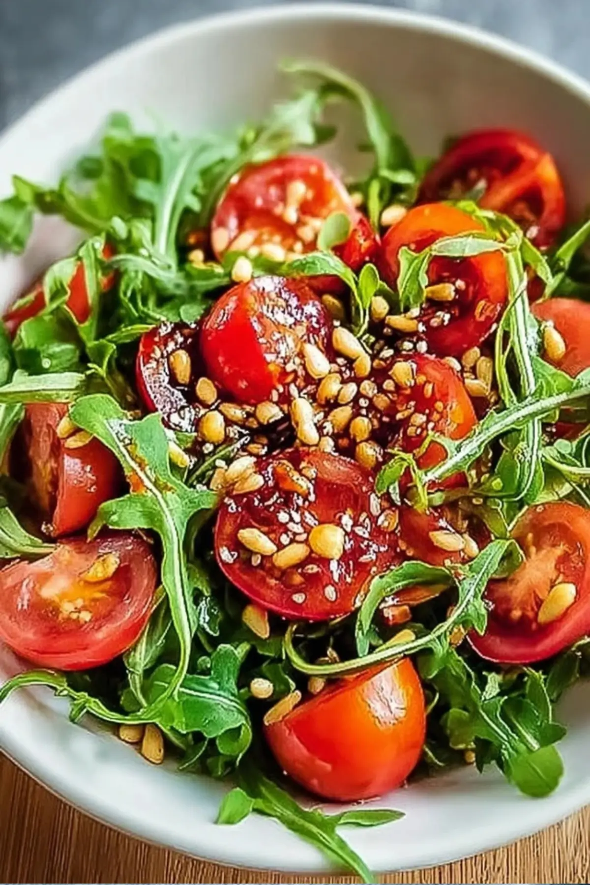 Frischer Tomaten Rucola Salat mit Pinienkernen