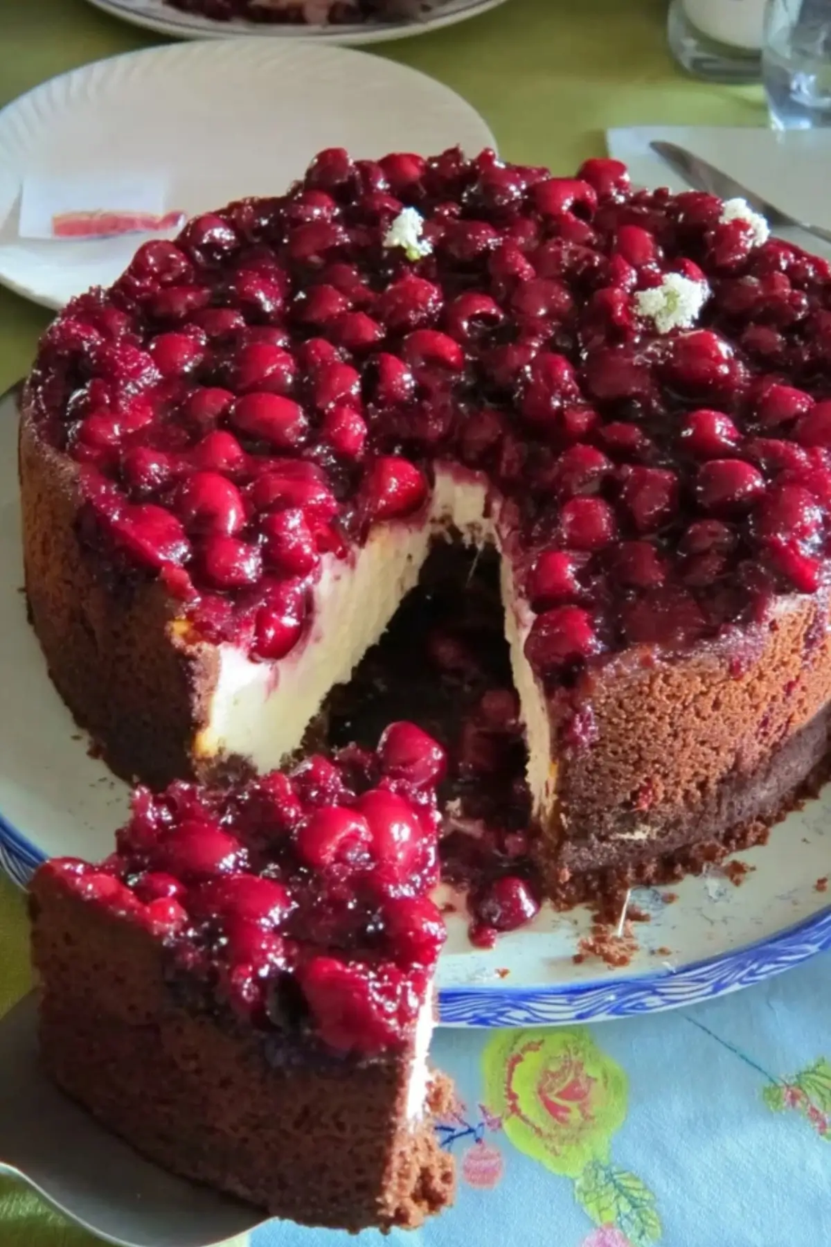 Käsekuchen mit Kirschen und Schmand