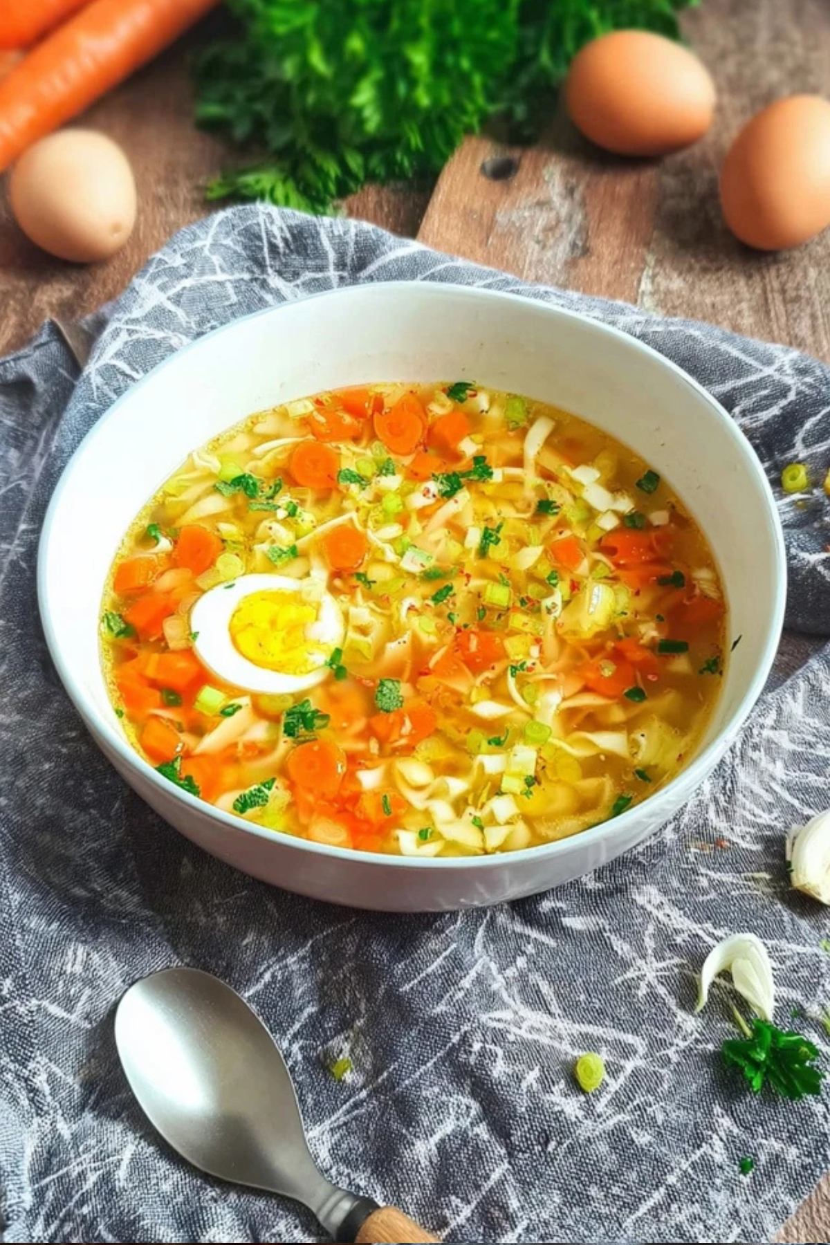 Nudelsuppe mit Möhre und Ei