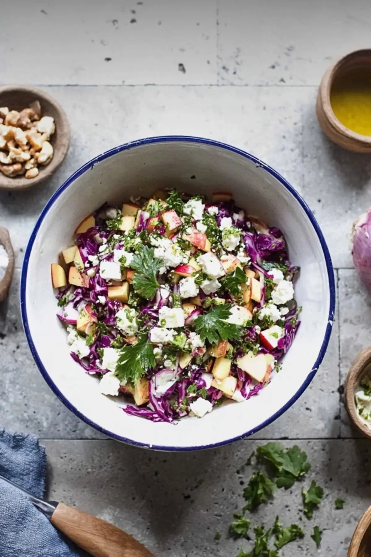 "Rotkohlsalat mit Apfel.
Und Feta"