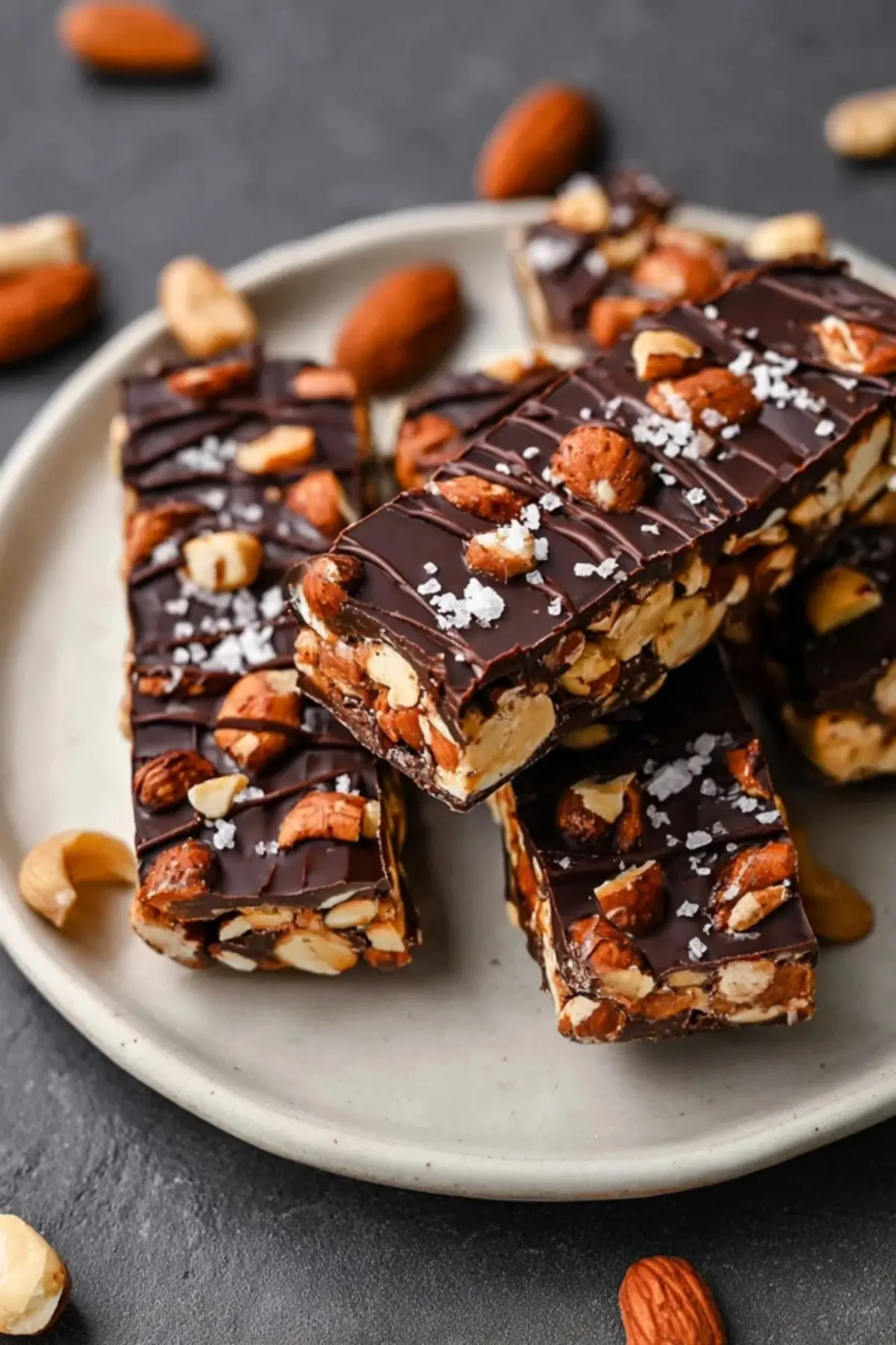 Nussriegel mit dunkler Schokolade und Meersalz
